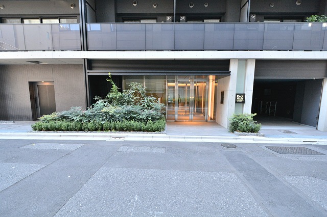 パークアクシス日本橋兜町のエントランス正面から