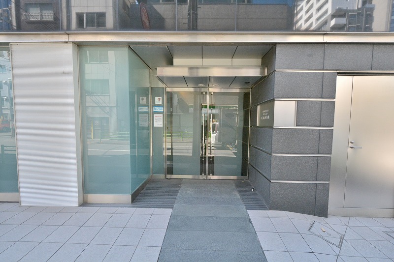 ウィルローズ東京ラルーナのエントランスを外の正面から