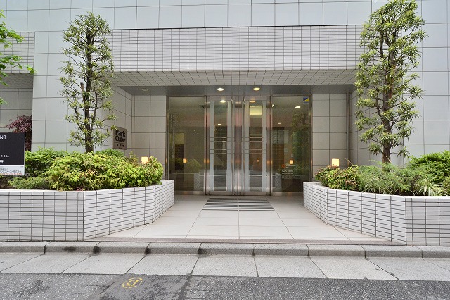 パークキューブ茅場町のエントランス正面から