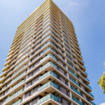青空へ向かって建つタワーマンション