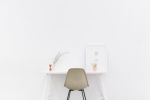 白い壁にくっついた机と椅子