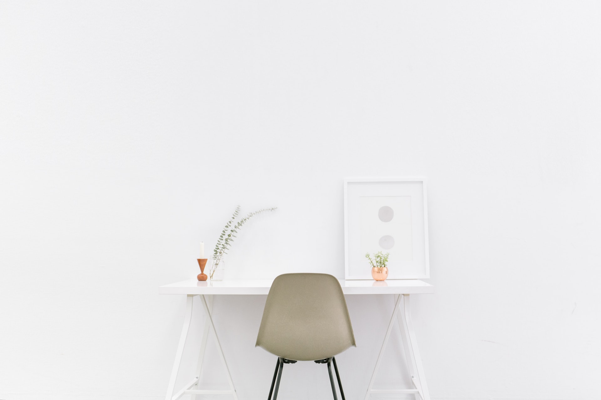 白い壁にくっついた机と椅子