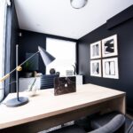 黒い壁の小規模（スモール）オフィスの室内